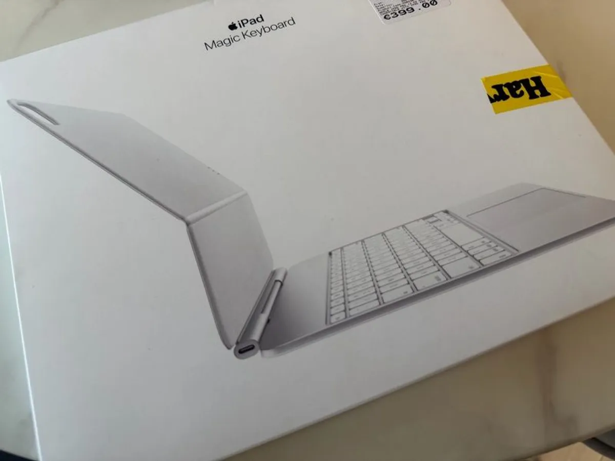 2025 - 13" M4 ipad pro keyboard & cover. Like new - Image 3