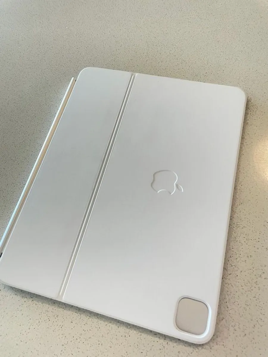 2025 - 13" M4 ipad pro keyboard & cover. Like new - Image 4