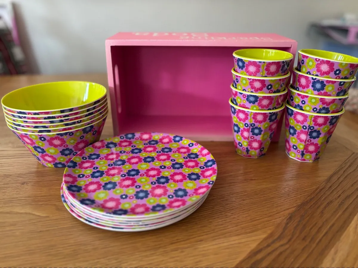 Wooden box & melamine picnic set - Image 3