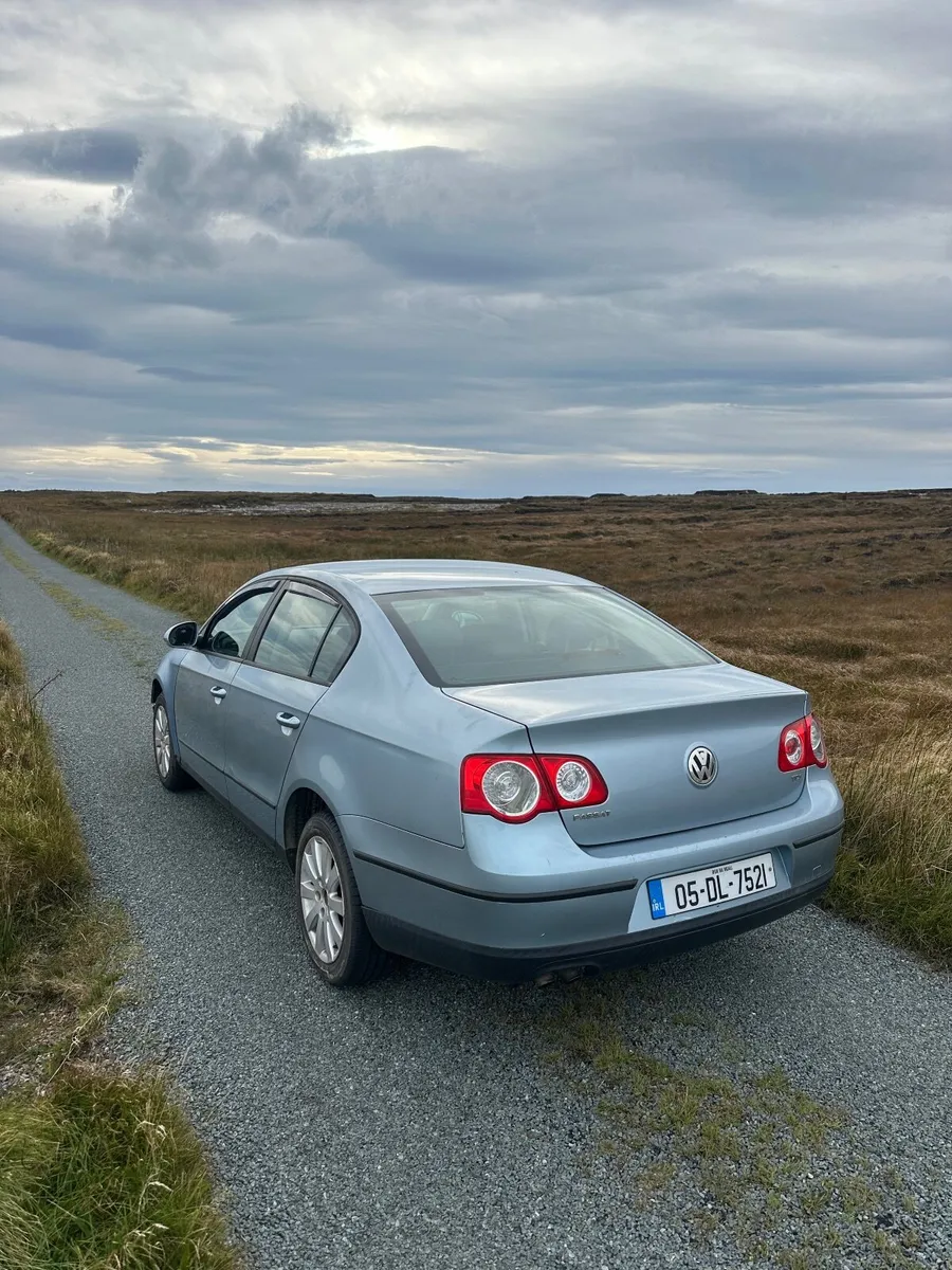 Volkswagen Passat 2005 - Image 2