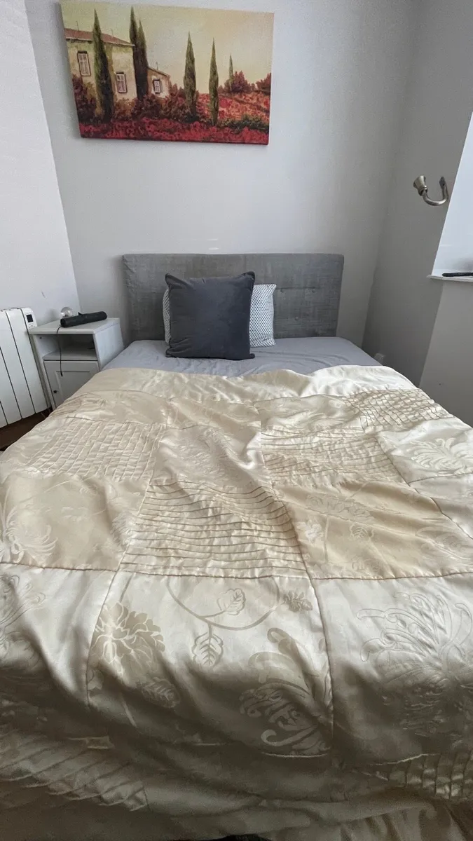 Bed and mattress - Image 3