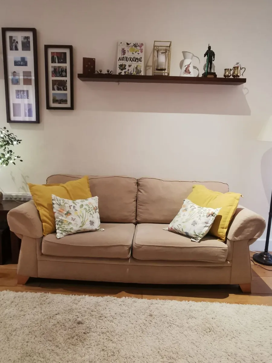 Beige suite of furniture - Image 1