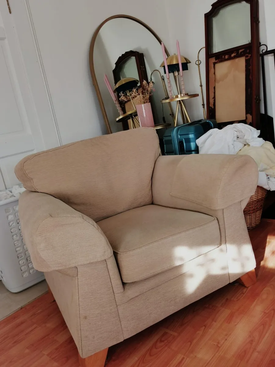 Beige suite of furniture - Image 3