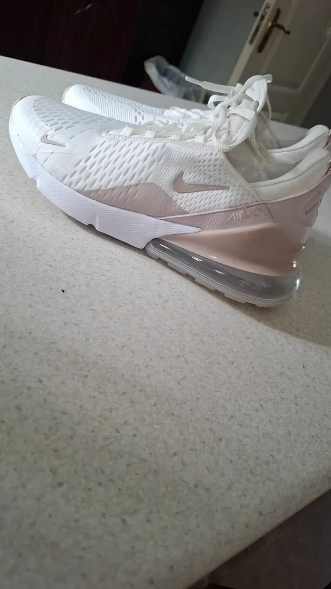 NIKE Ladies trainers - Image 2