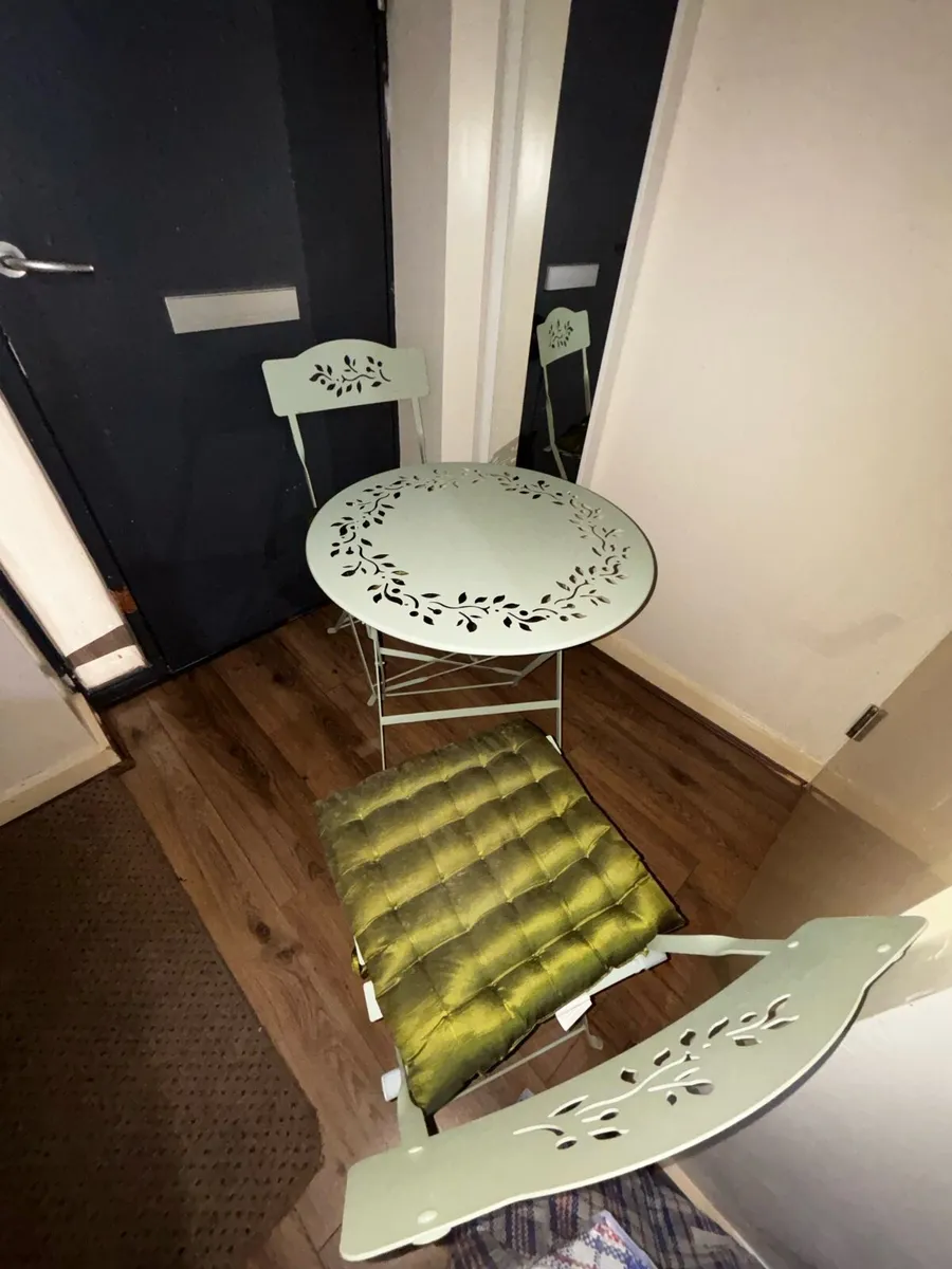Table and chair bistro set - Image 1