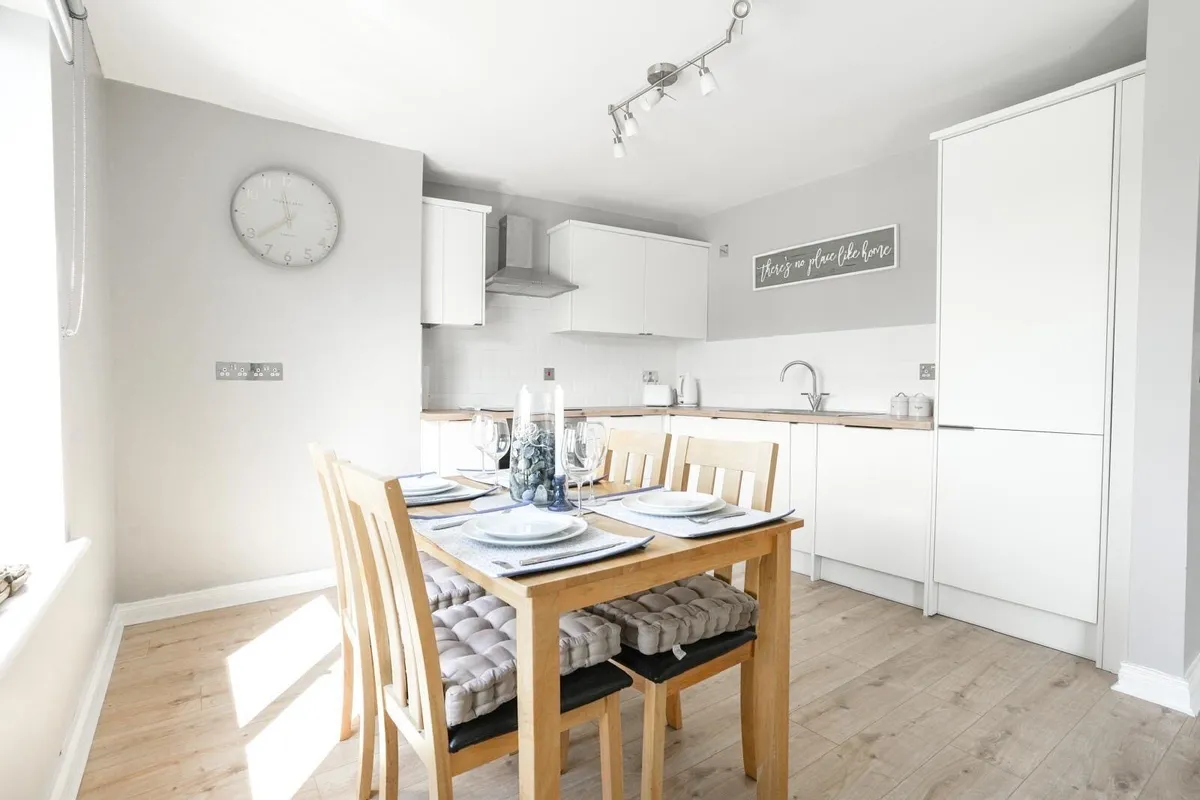 Kitchen Table - Image 3