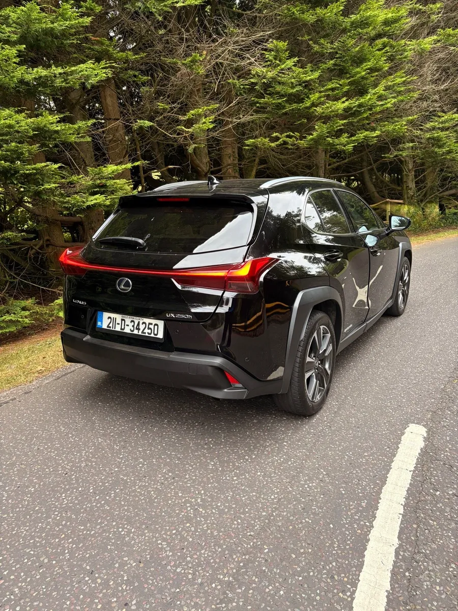 211 Lexus UX 250h - Image 2