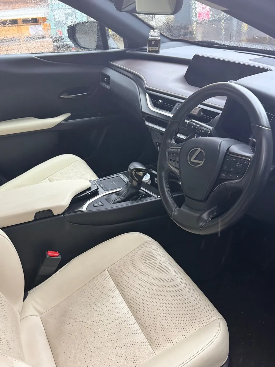 211 Lexus UX 250h - Image 4