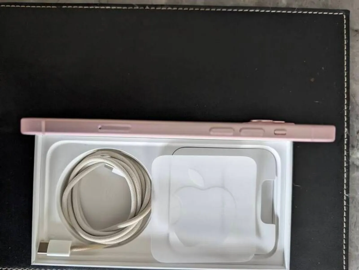 iPhone 15 Plus - Image 3