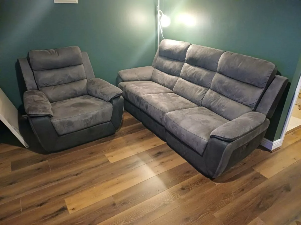 Recliner sofa and recliner armchair - Image 1