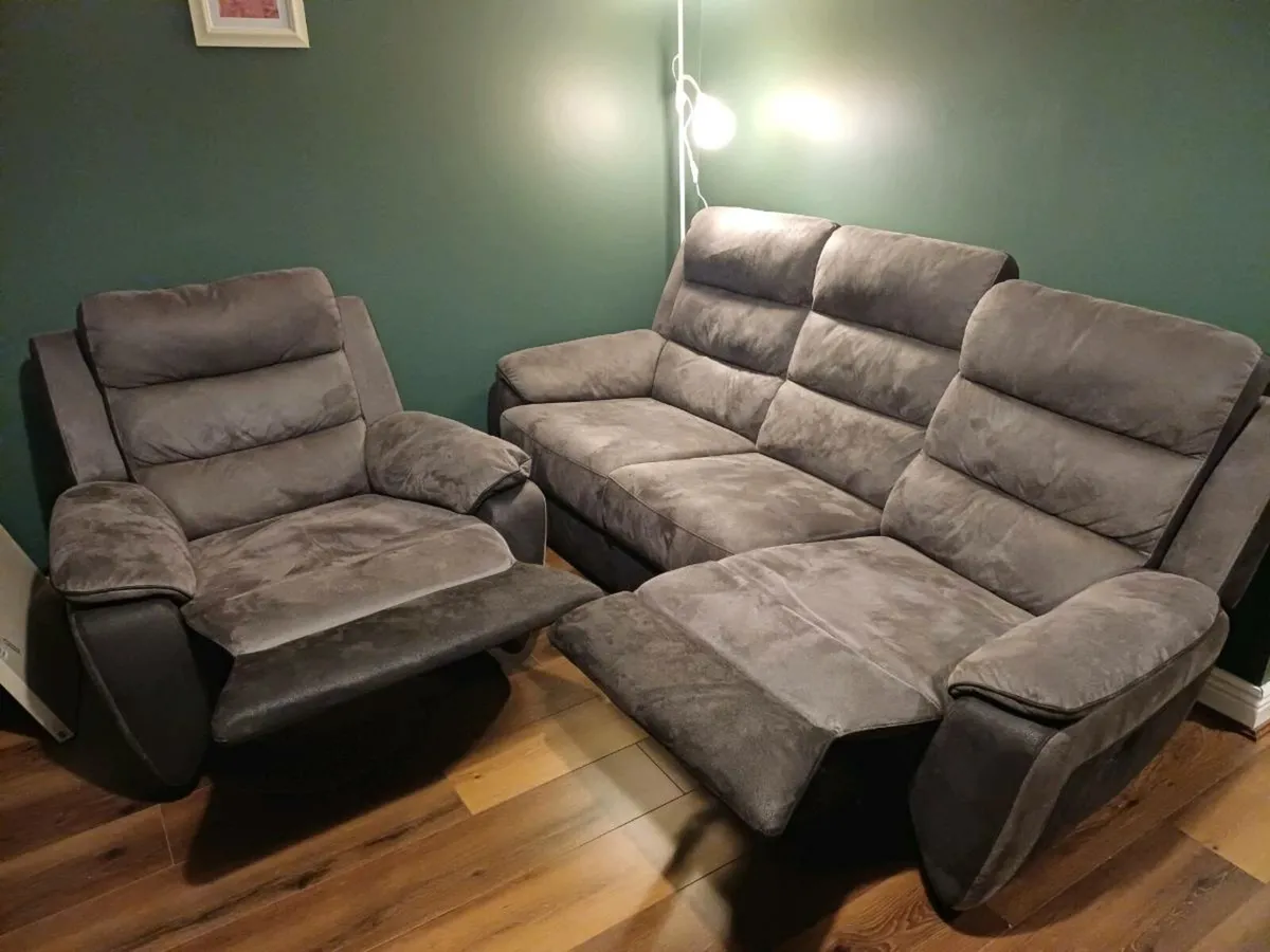 Recliner sofa and recliner armchair - Image 4