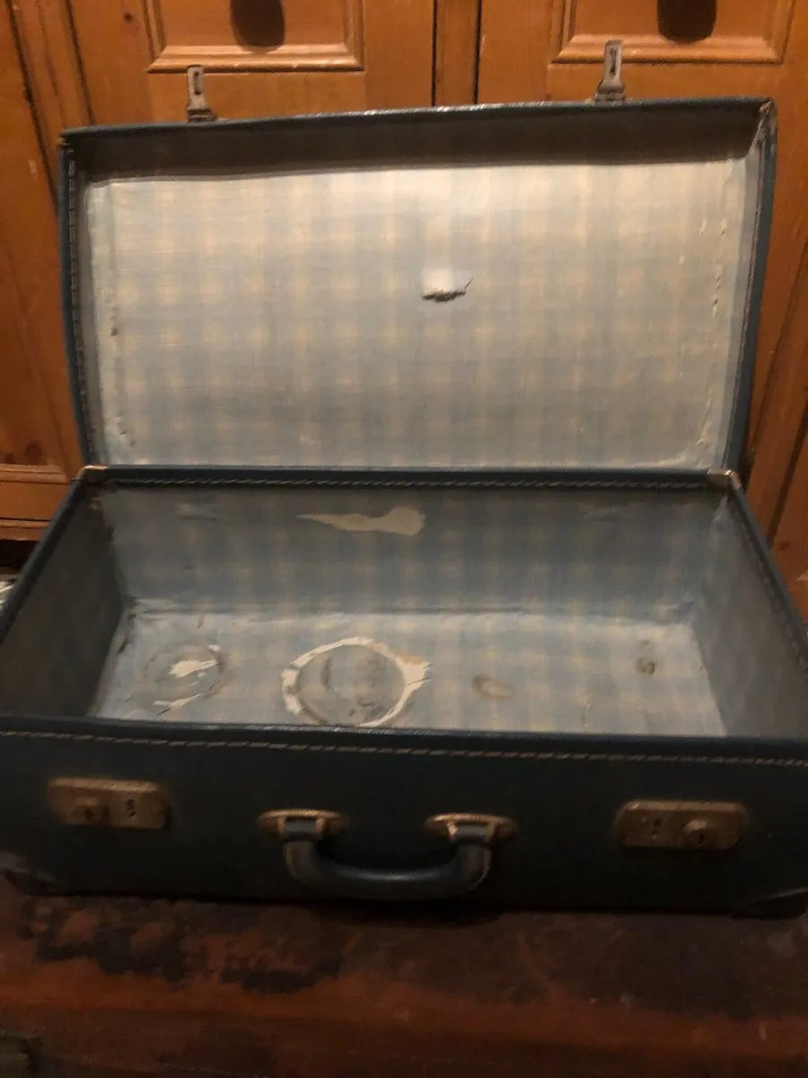 Old suitcase - Image 2