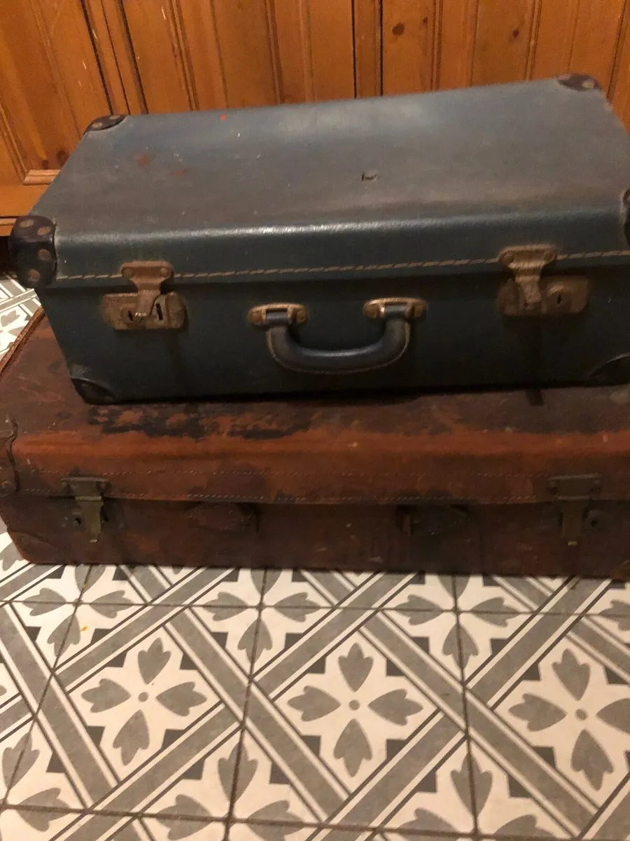 Old suitcase - Image 1