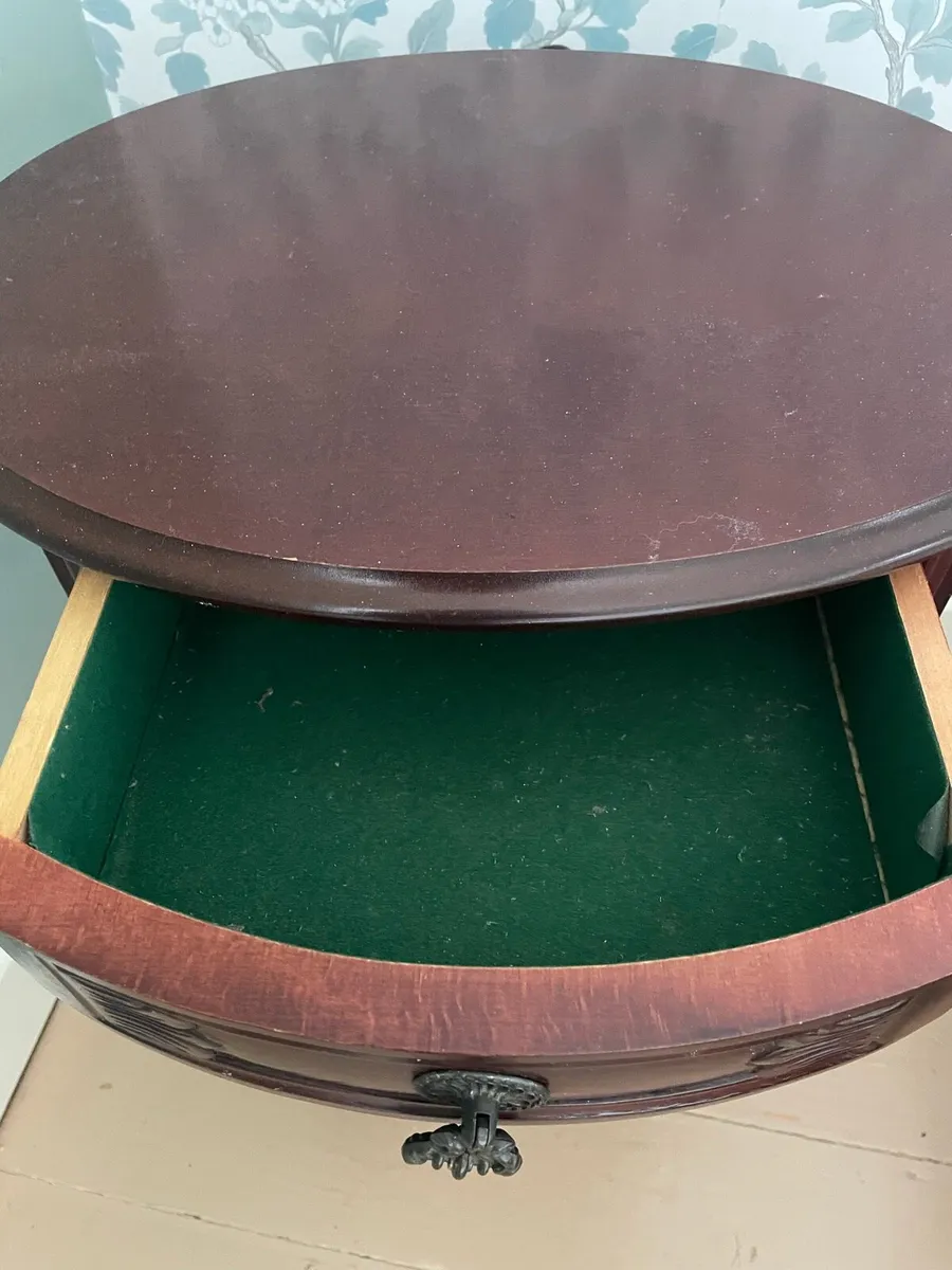 Antique oval mahogany side table - Image 2