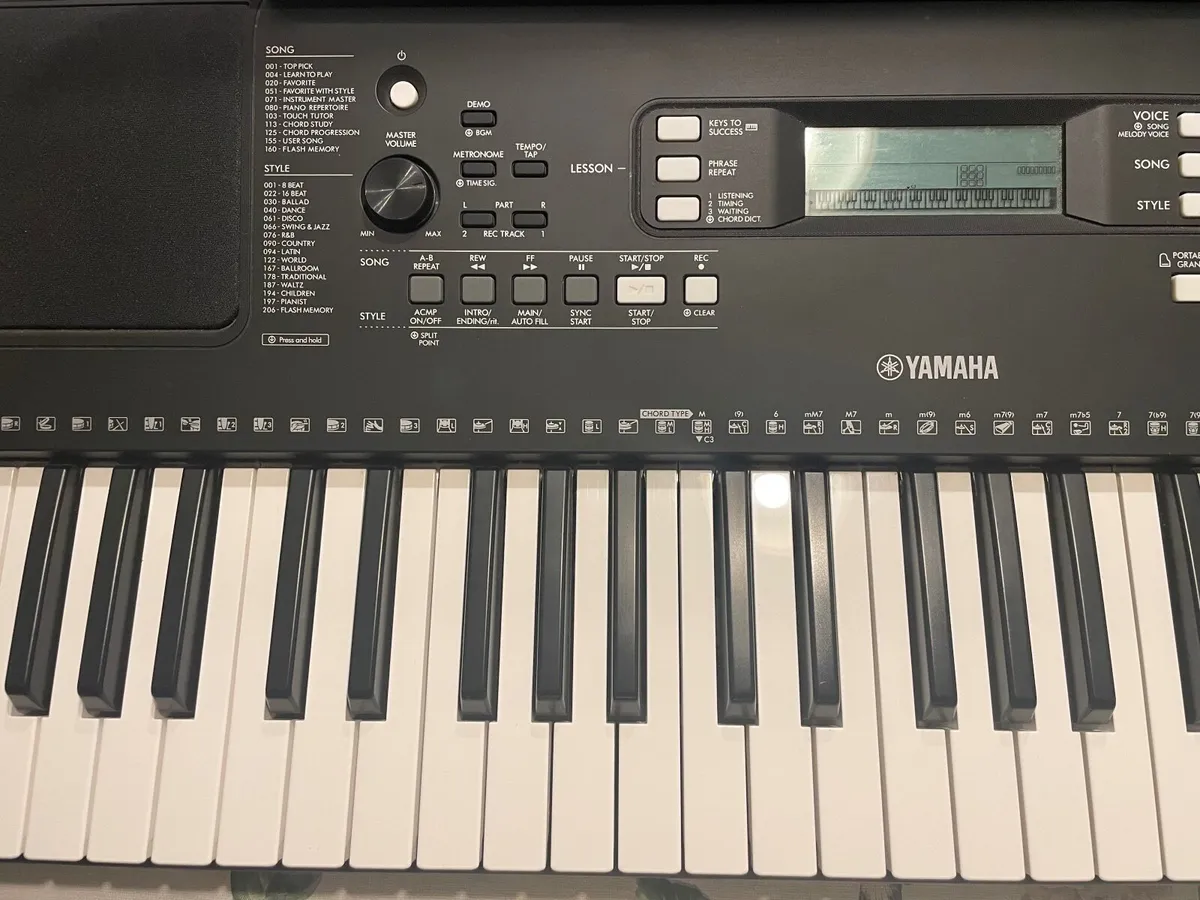 Yamaha PSR-E379 Keyboard - Image 1