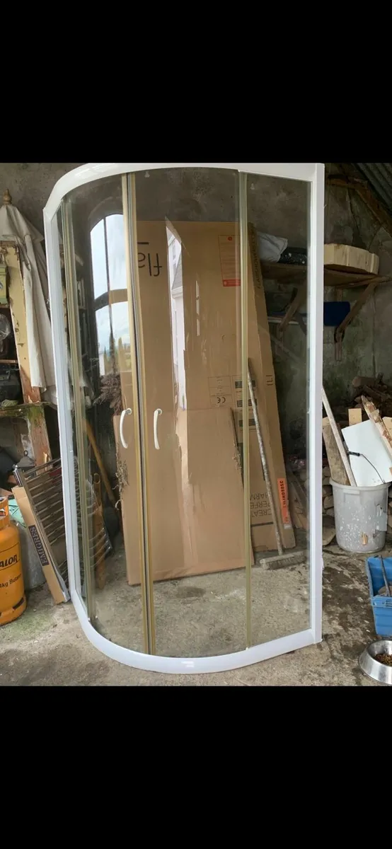 Shower enclosure and towel radiator - Image 1