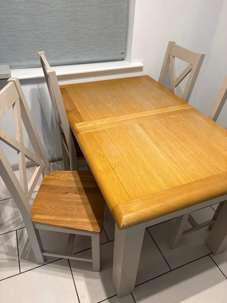 Table and chairs - Image 1