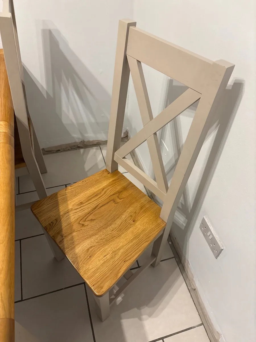 Table and chairs - Image 2