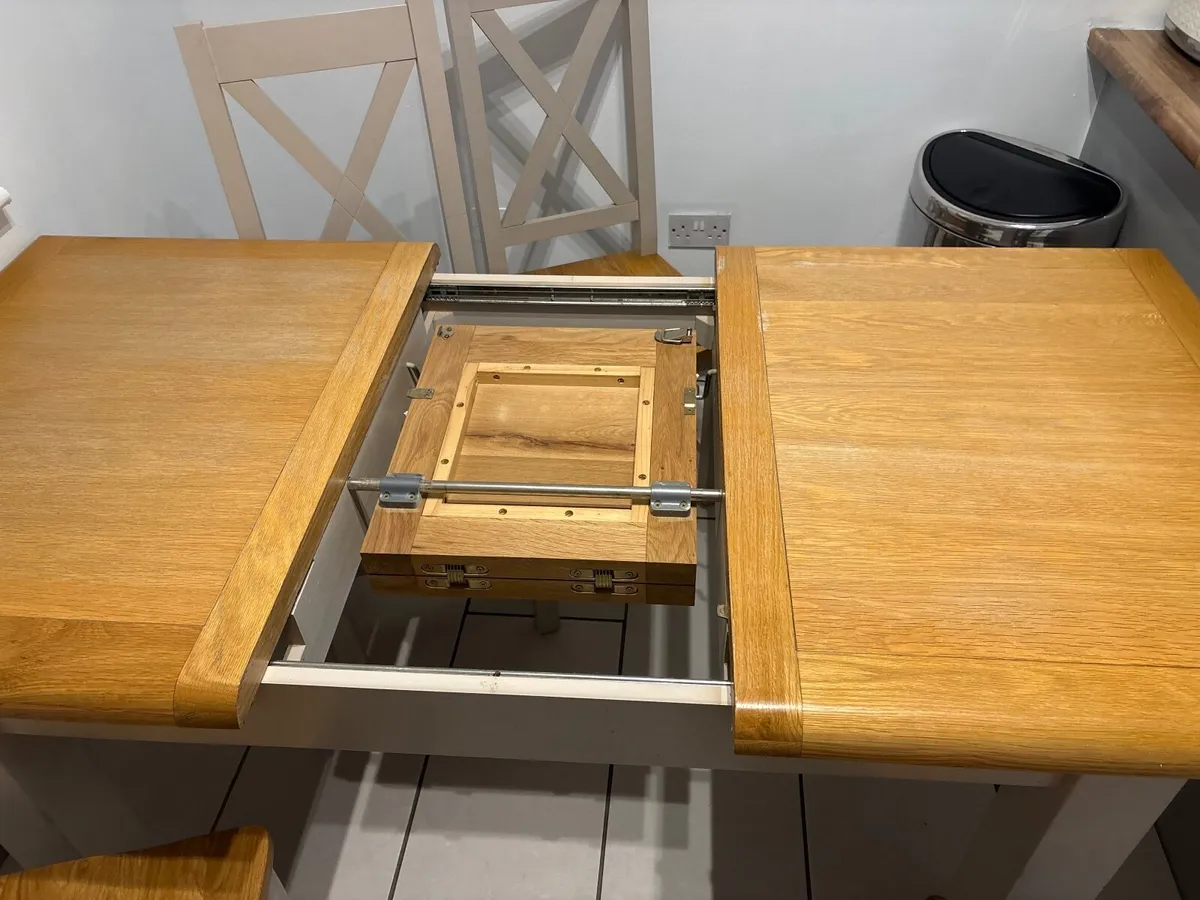 Table and chairs - Image 3