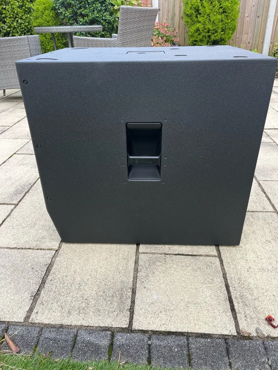 Yamaha DXS18XLF SUBWOOFER with cover - Image 2