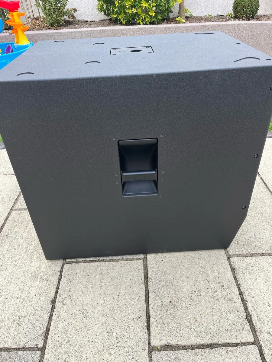 Yamaha DXS18XLF SUBWOOFER with cover - Image 3