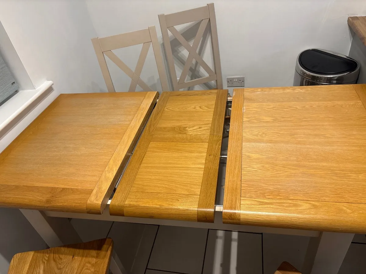 Table and chairs - Image 4