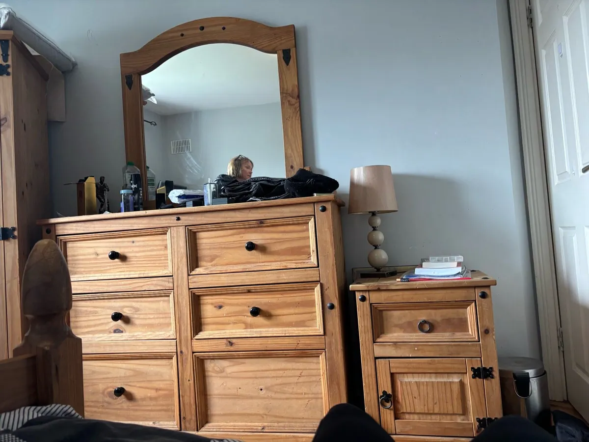 Bedroom press, 2 lockers, dressing table mirror - Image 1