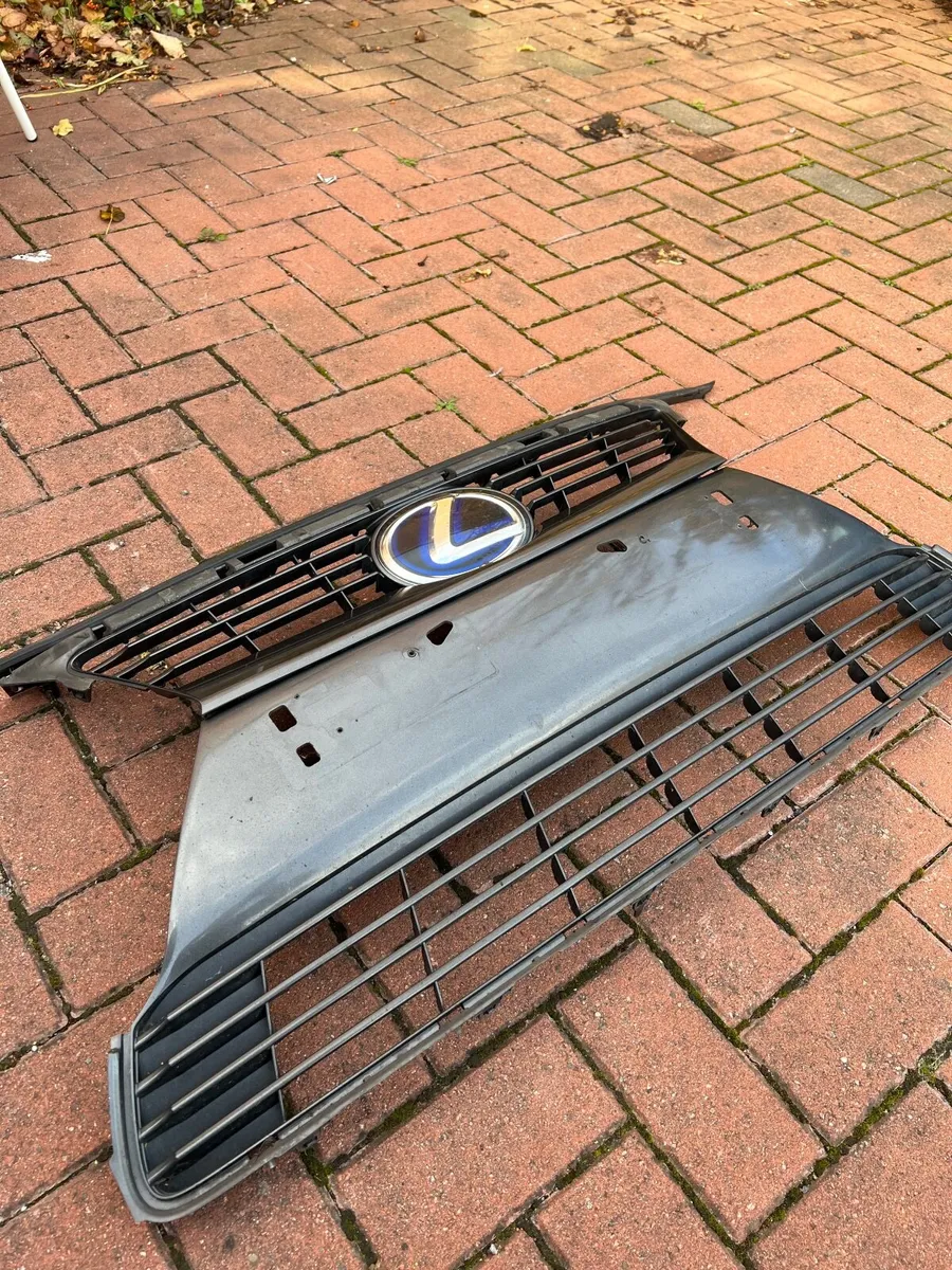 Front upper lower grille Lexus CT200h - Image 2