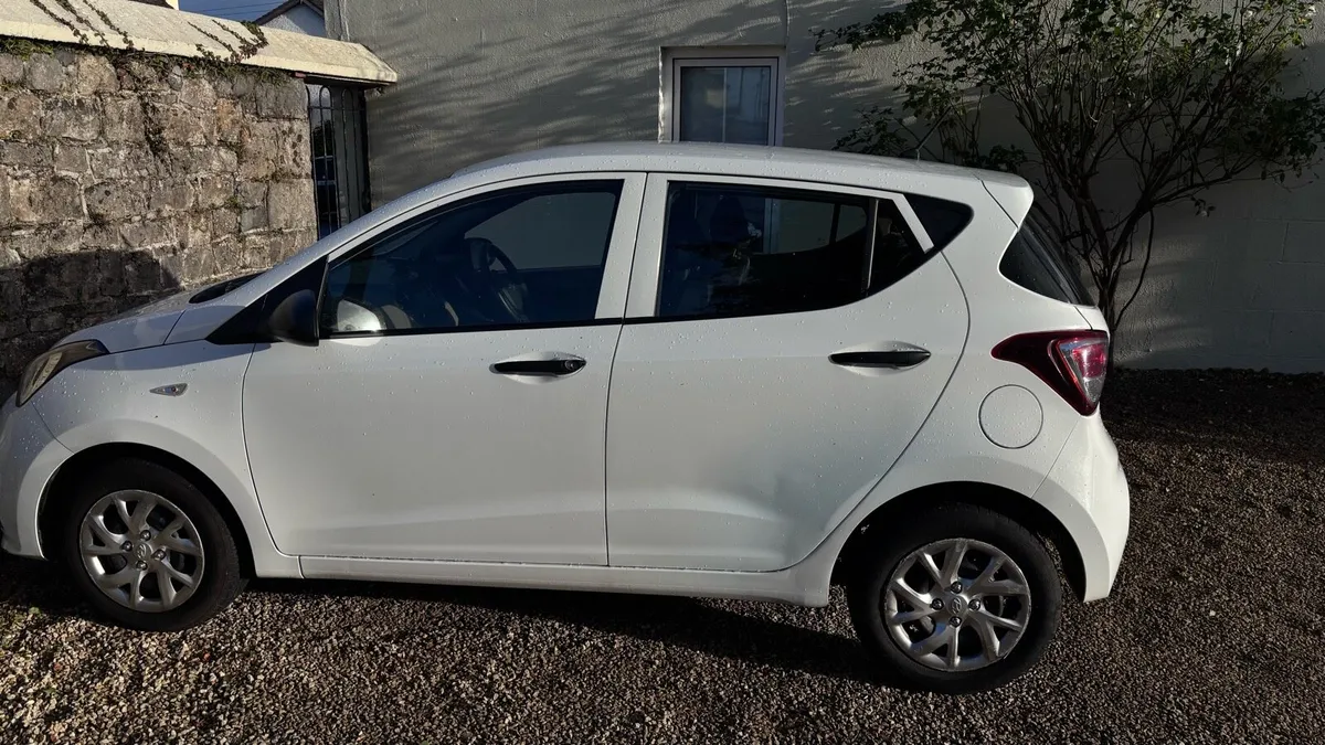 2017 Hyunday i 10 - Image 4