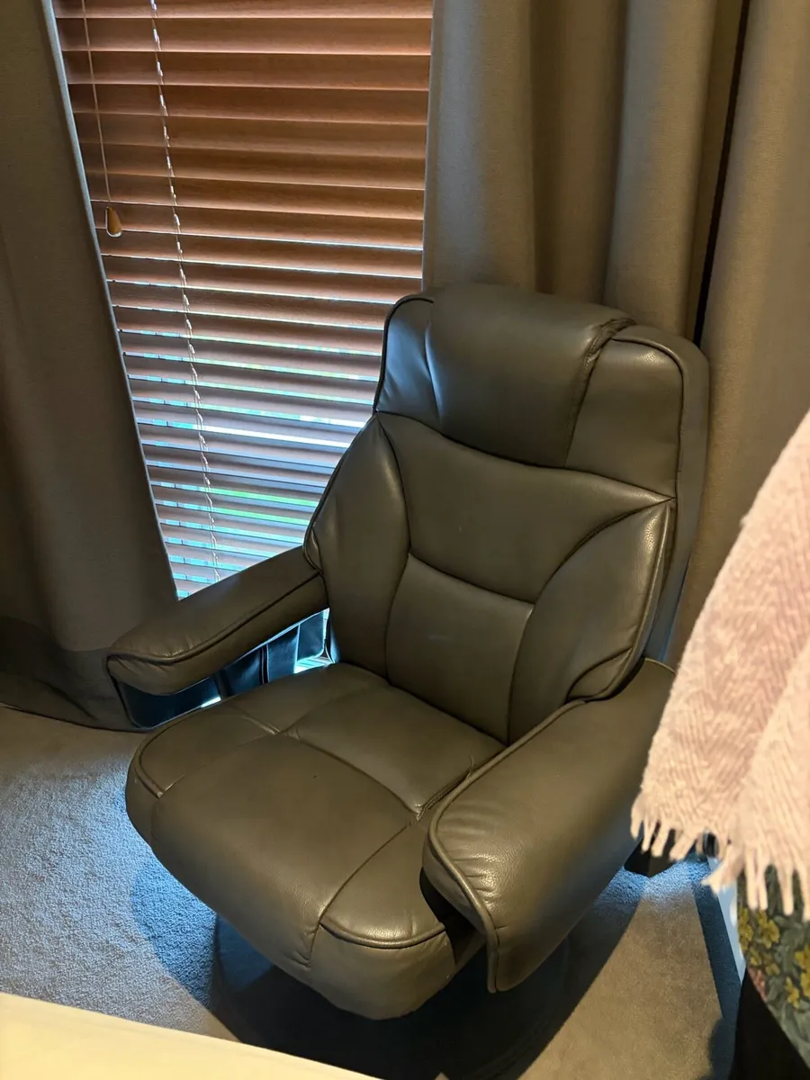 Two chairs with foot rests - Image 1