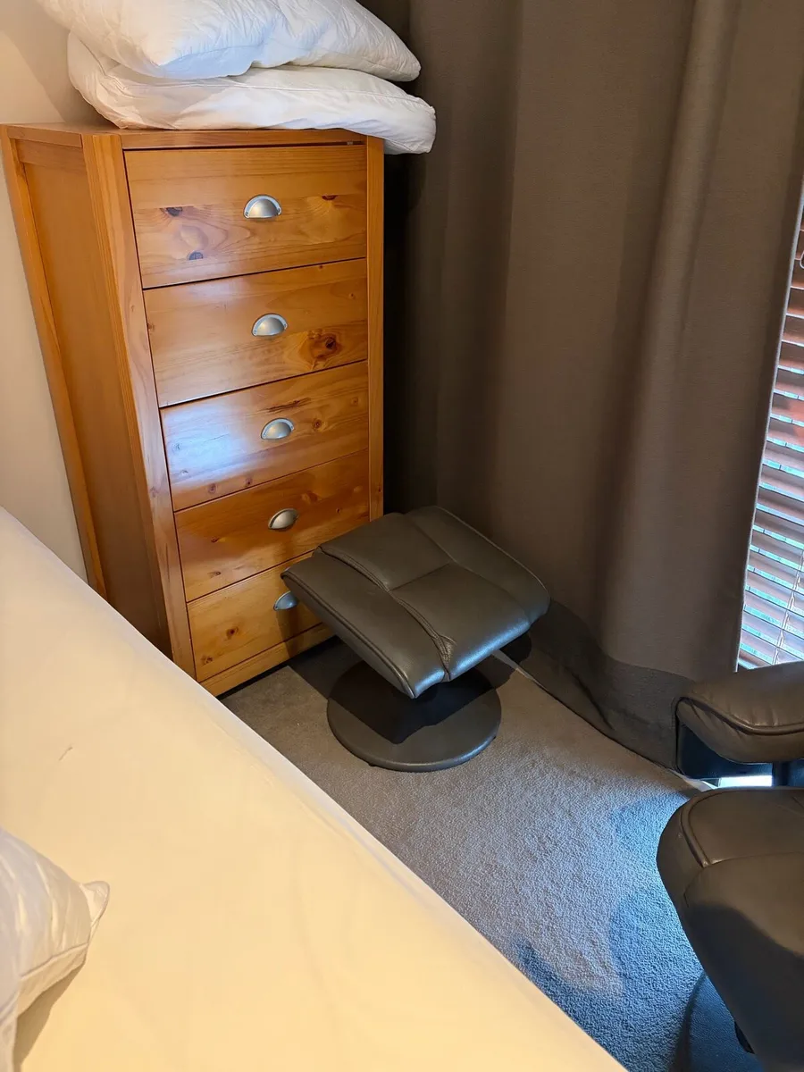 Two chairs with foot rests - Image 2