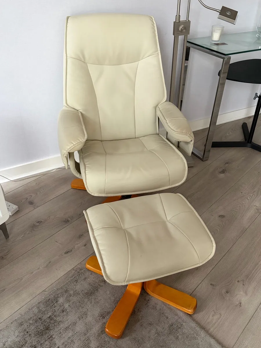 Two chairs with foot rests - Image 3