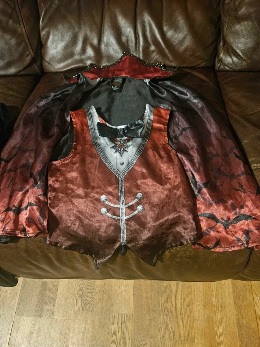 Dracula Costume - Image 2