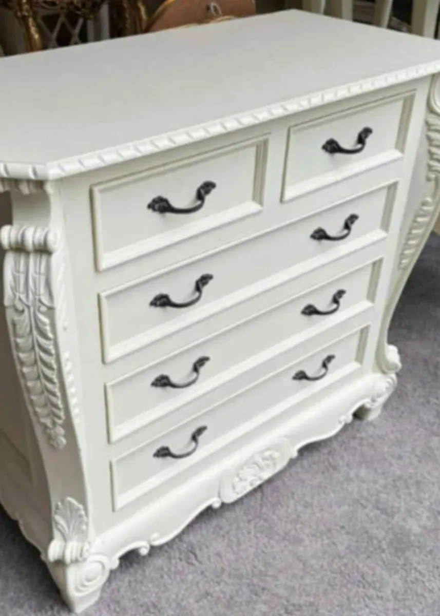 Beautiful French style chest of drawers