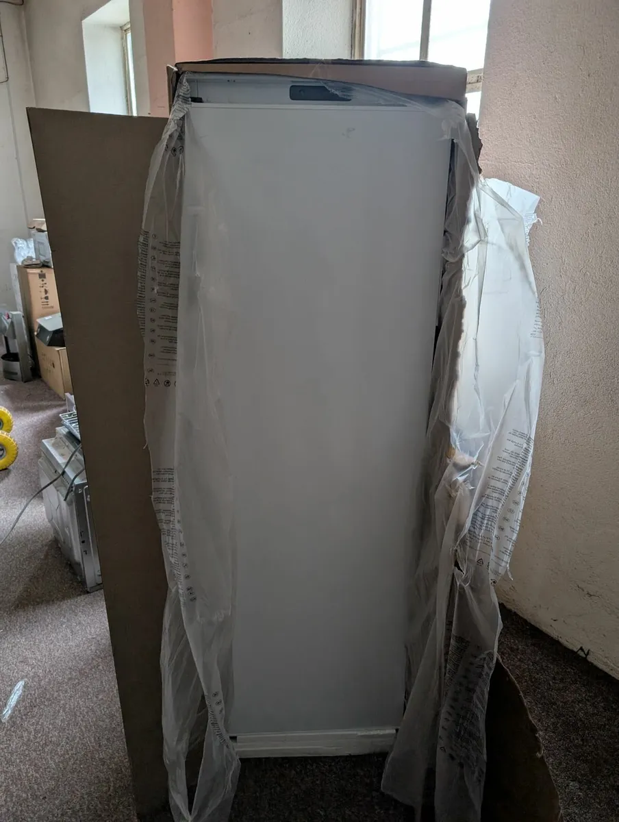 Hoover Tall Integrated fridge HOMS518EWK - Image 1
