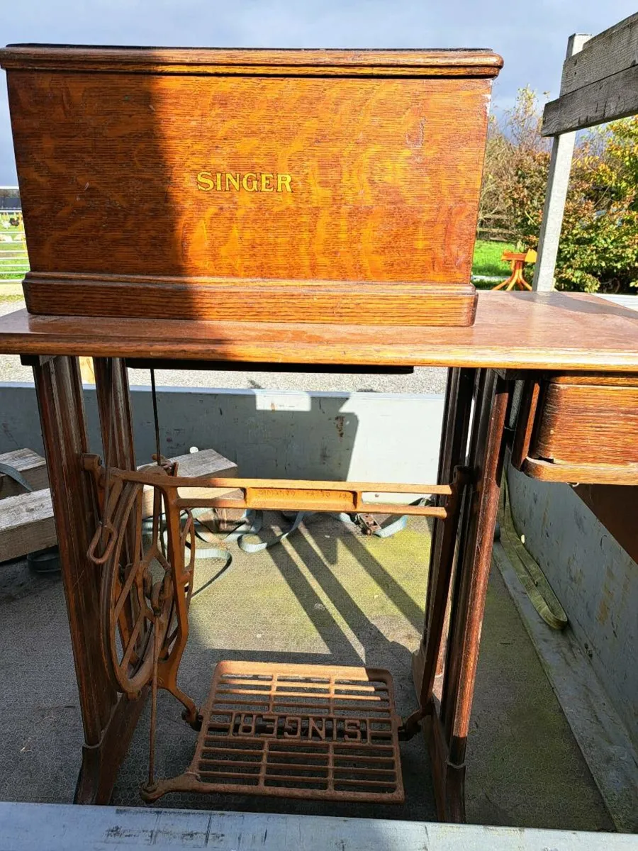 Singer Sewing machine - Image 3