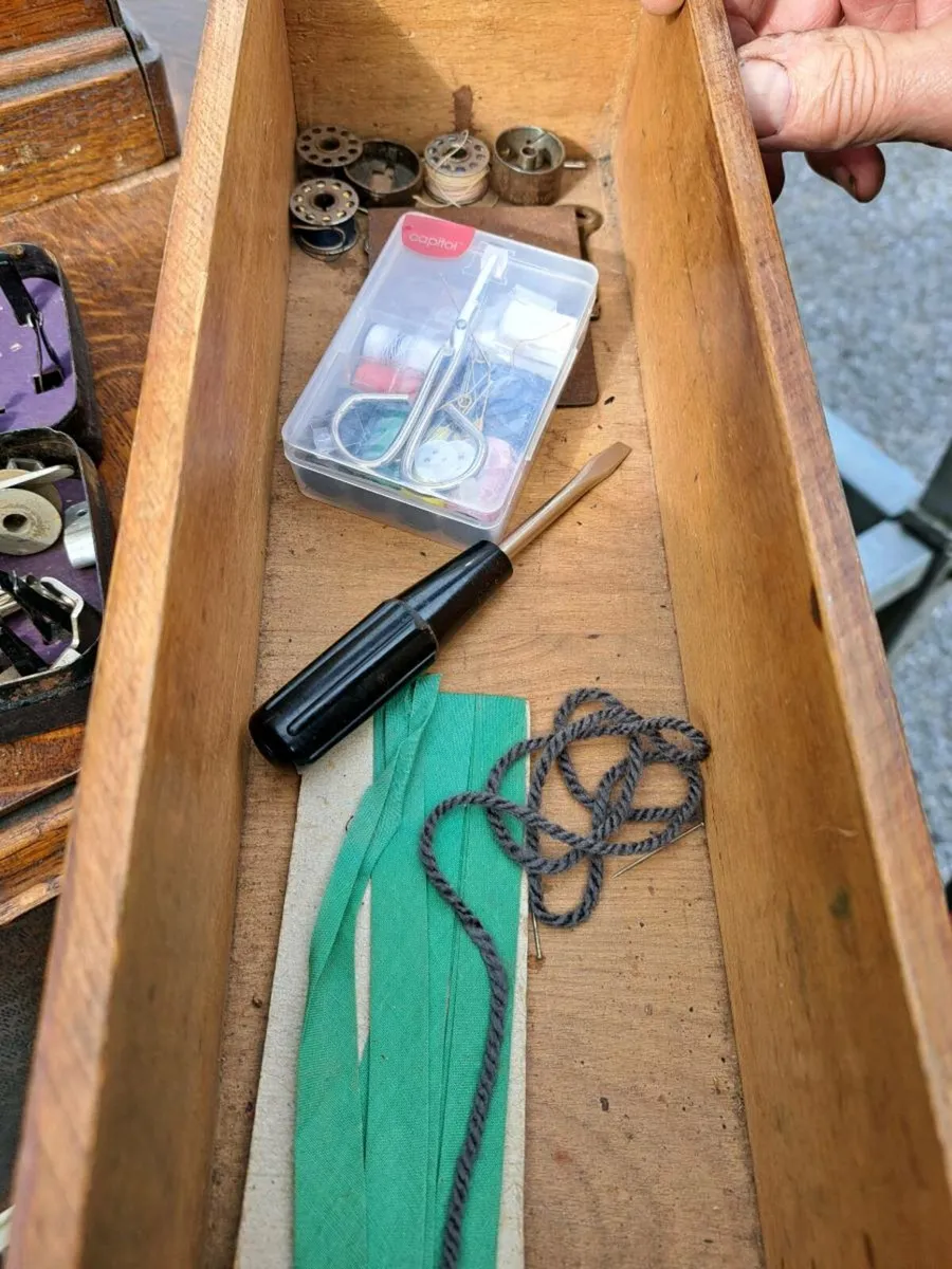 Singer Sewing machine - Image 4