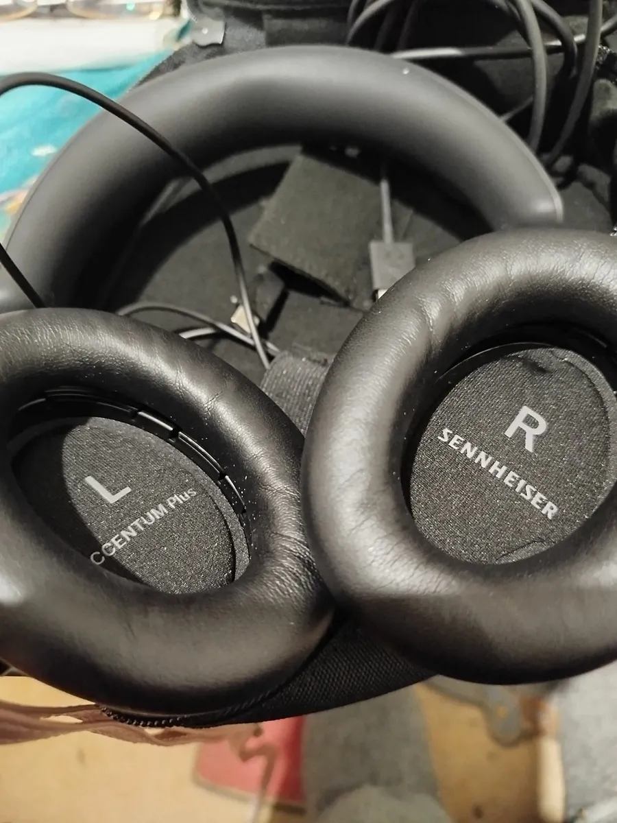 Wireless sennheiser headphones. - Image 2
