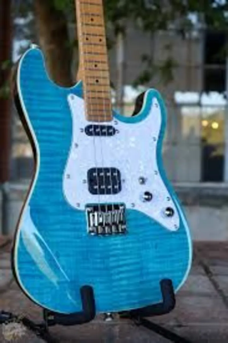 Flight Baritone electric ukulele. - Image 4