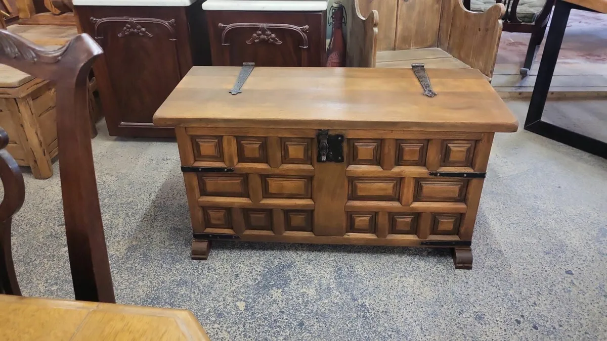 Large Early 20th century oak trunk - Image 1