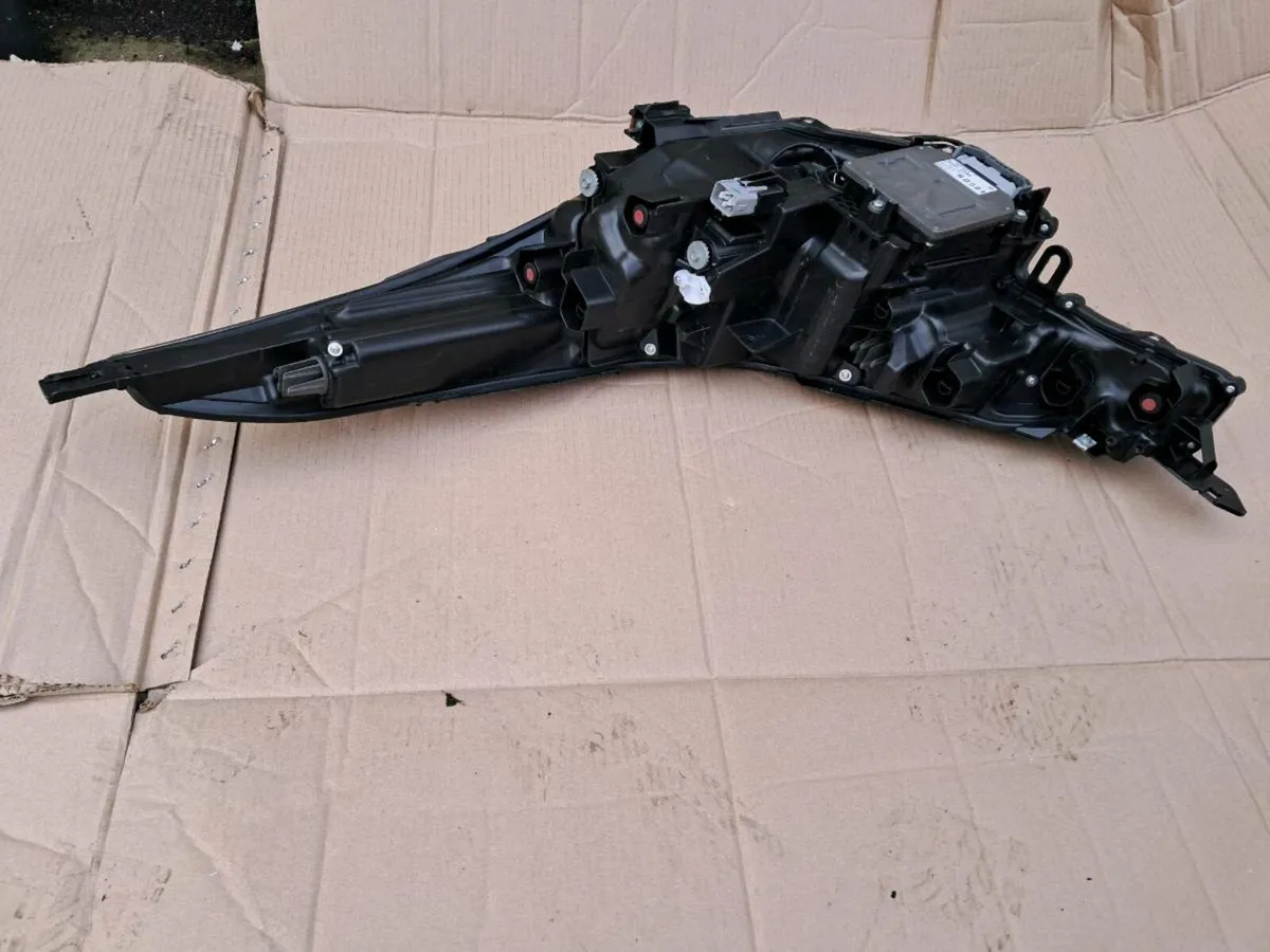 2021 Toyota c-hr right hand headlight - Image 4