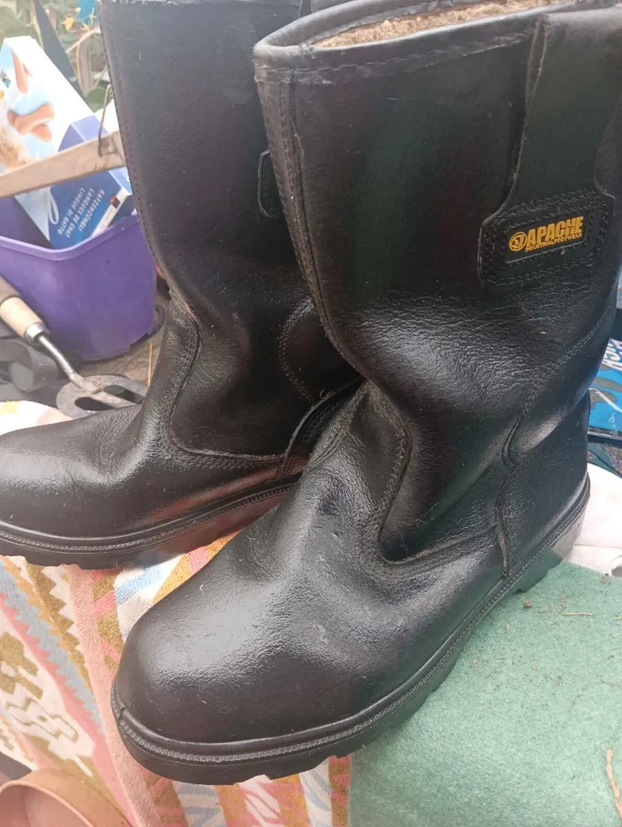 Men's steel cap boots 40 like new - Image 1