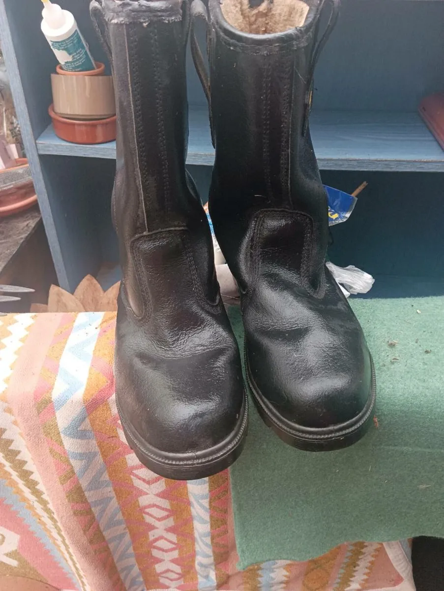 Men's steel cap boots 40 like new - Image 4