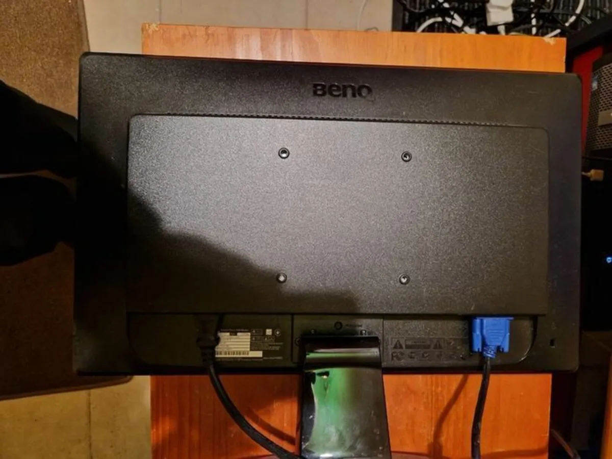 BENQ 19" Monitor in excellent condition - Image 2