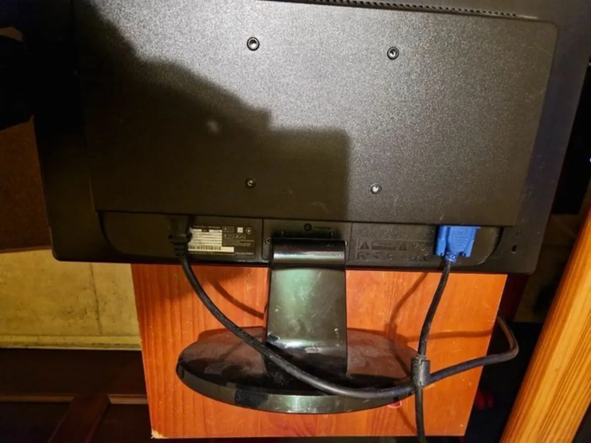 BENQ 19" Monitor in excellent condition - Image 3
