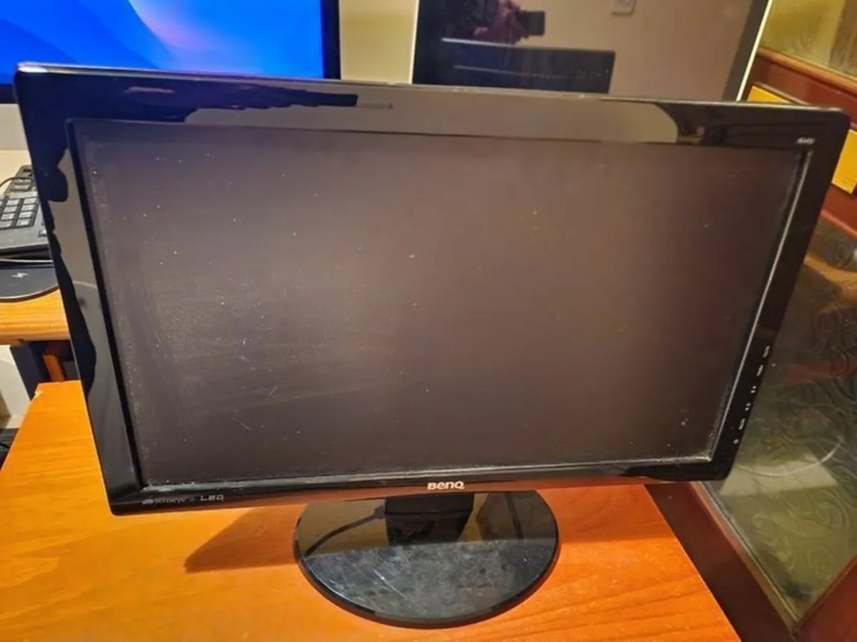 BENQ 19" Monitor in excellent condition - Image 1