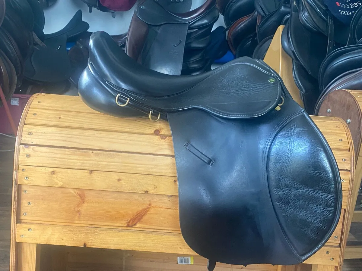 17.5 WIDE Ideal black Leather saddle - Image 1