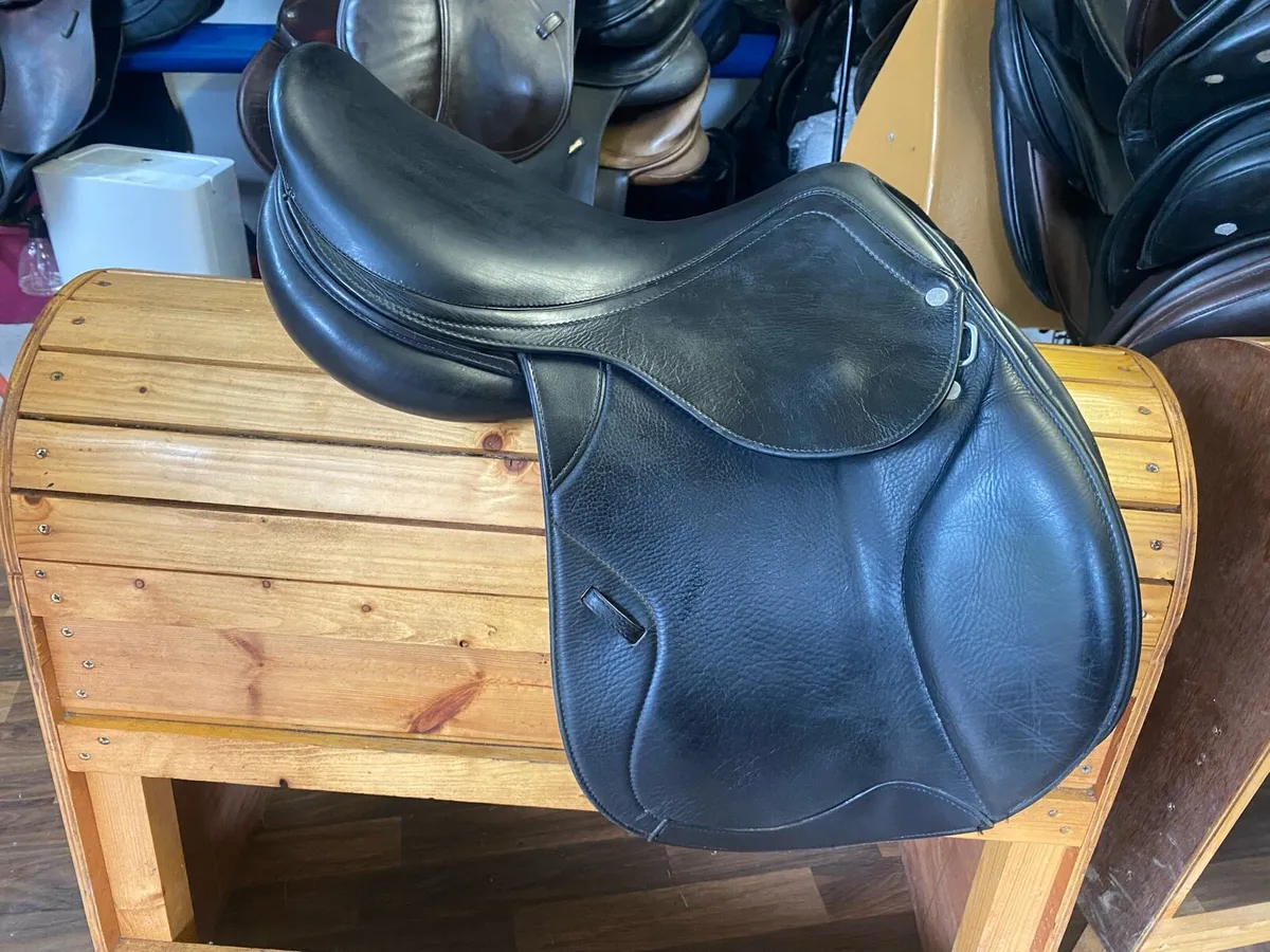 18” Salleria de Garda jumping saddle - Image 1