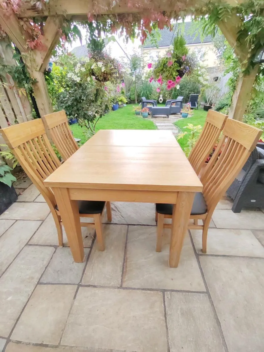 Oak table and chairs - Image 1