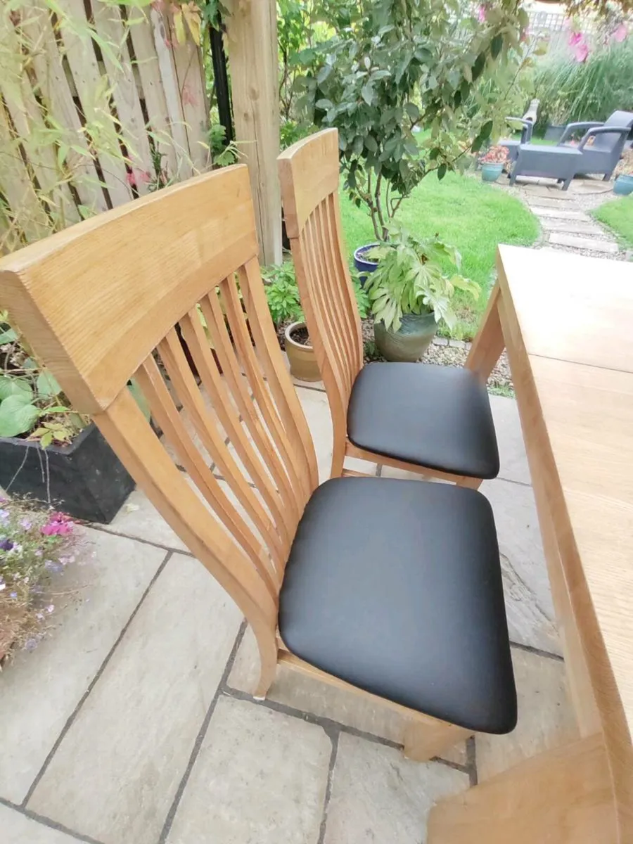 Oak table and chairs - Image 4